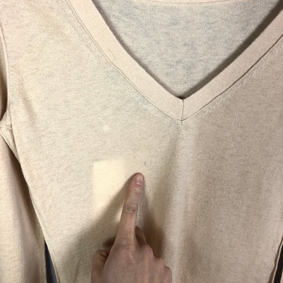 Vince Women's Fitted Back Cashmere V-Neck Sweater In Praline Size Small - Picture 9 of 13